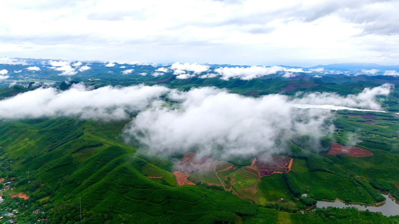 Mây và núi quấn quýt. Ảnh: Lê Lưu Dũng