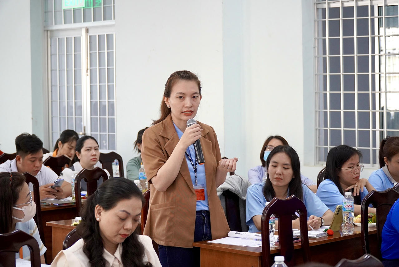 Đại diện đơn vị sử dụng lao động nêu những khó khăn, vướng mắc. Ảnh: Kim Ngân