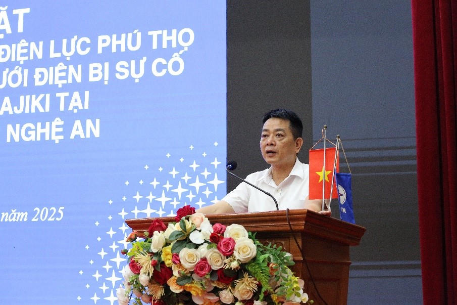 Ông Đặng Văn Khánh - Giám đốc Công ty điện lực Phú Thọ giao nhiệm vụ cho đội xung kích.