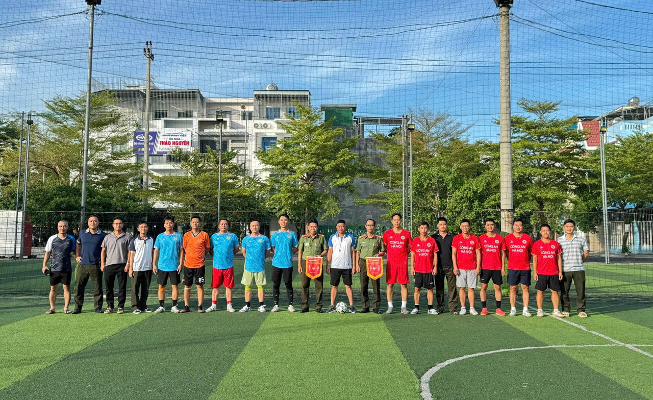 Cán bộ, chiến sĩ Đội Kiểm soát Xuất nhập cảnh 2 và Đội Kiểm soát Xuất nhập cảnh 4 tổ chức giao lưu thể thao.