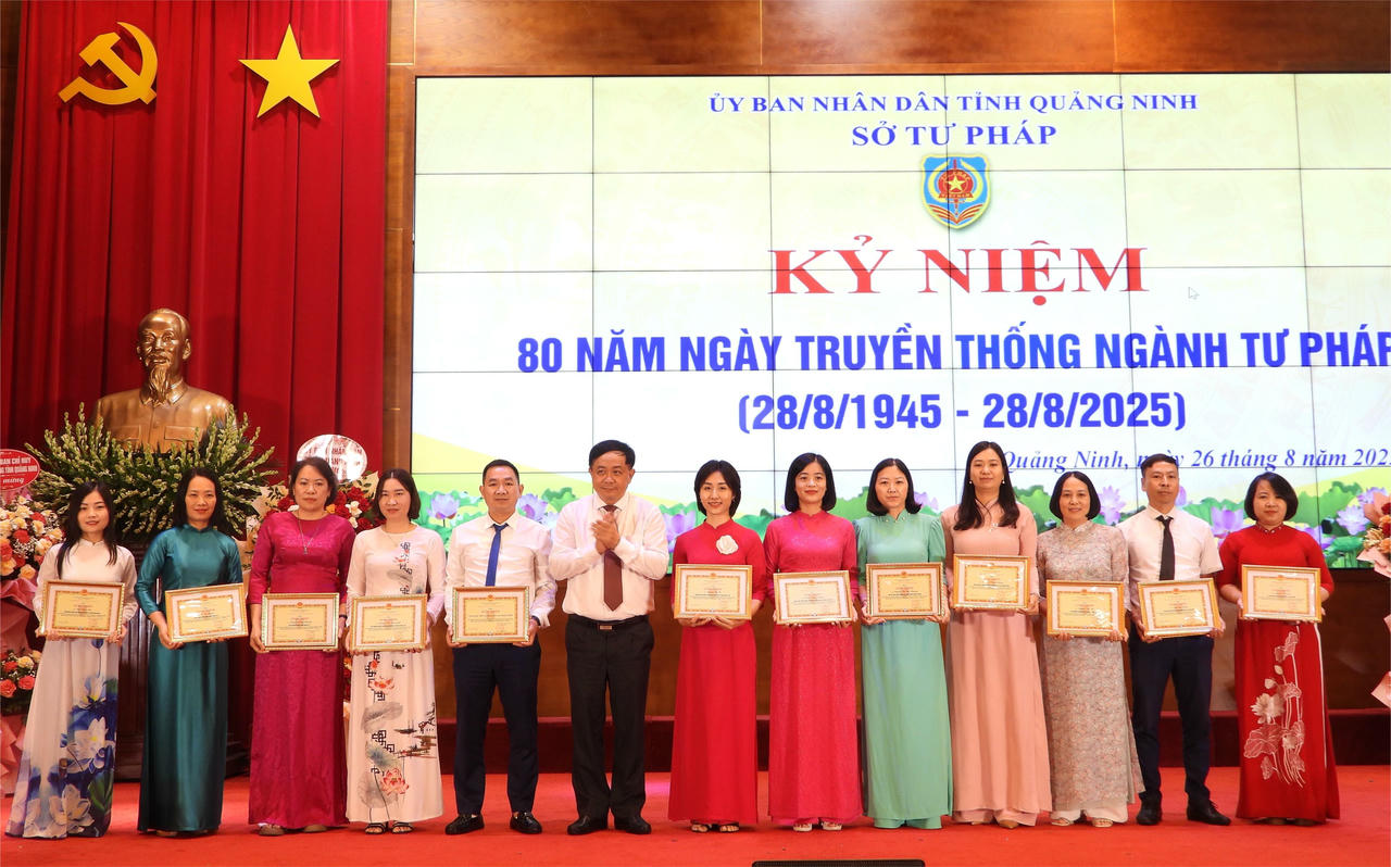 Ông Mai Vũ Tuấn Giám đốc Sở Tư pháp tỉnh Quảng Ninh tặng Giấy khen cho tập thể và cá nhân có thành tích xuất sắc trong công tác Tư pháp.