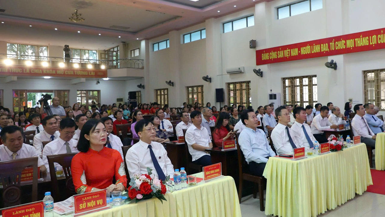 Các đại biểu tham dự buổi lễ