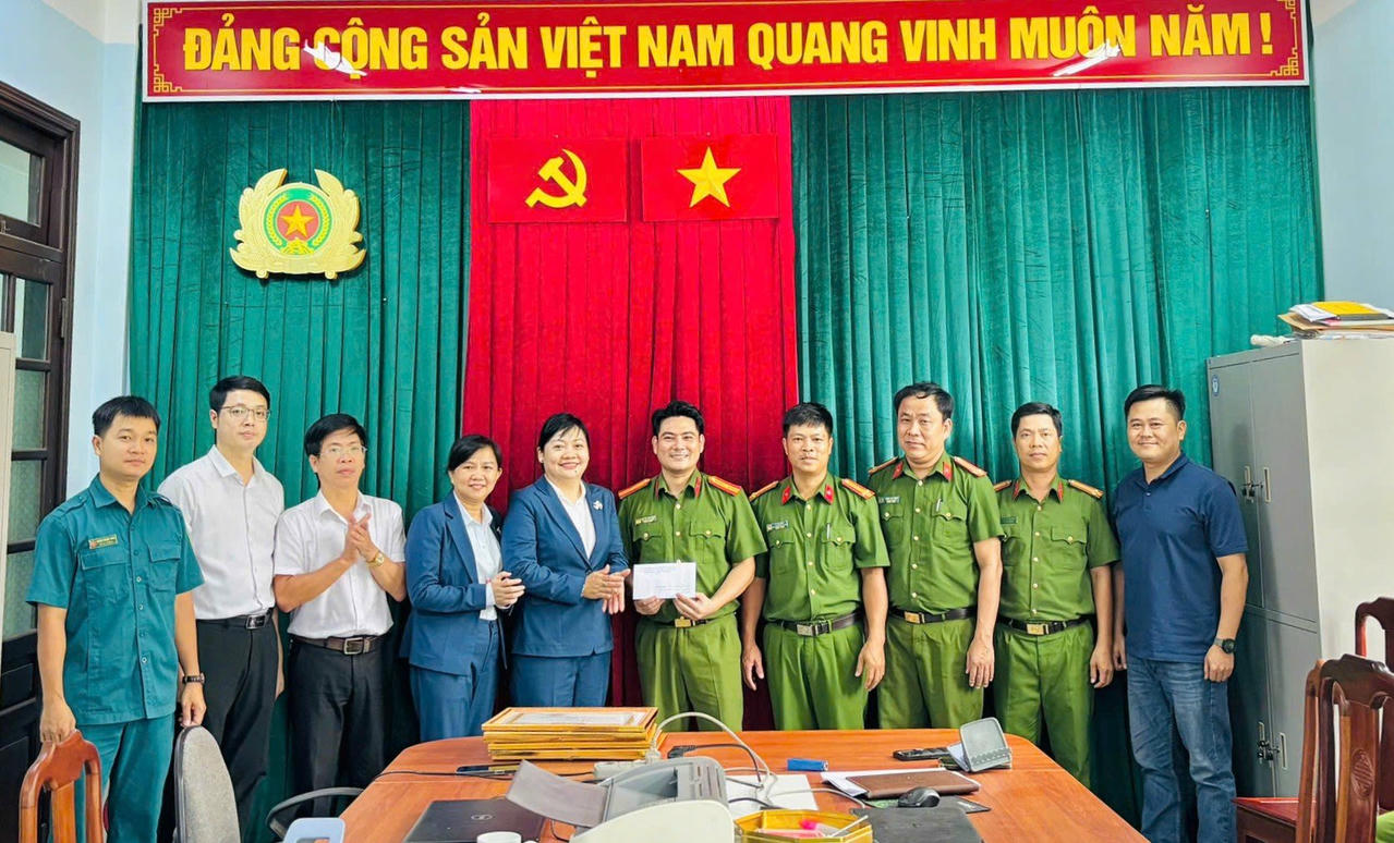 Đảng ủy, UBND phường An Cựu khen thưởng chiến công của Công an phường và các lực lượng liên quan.