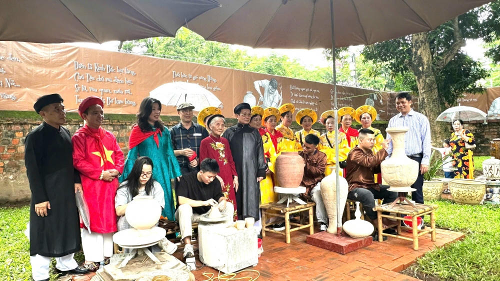 BTC và các nghệ nhân tại "Tình đất và gốm" (ảnh T.S)