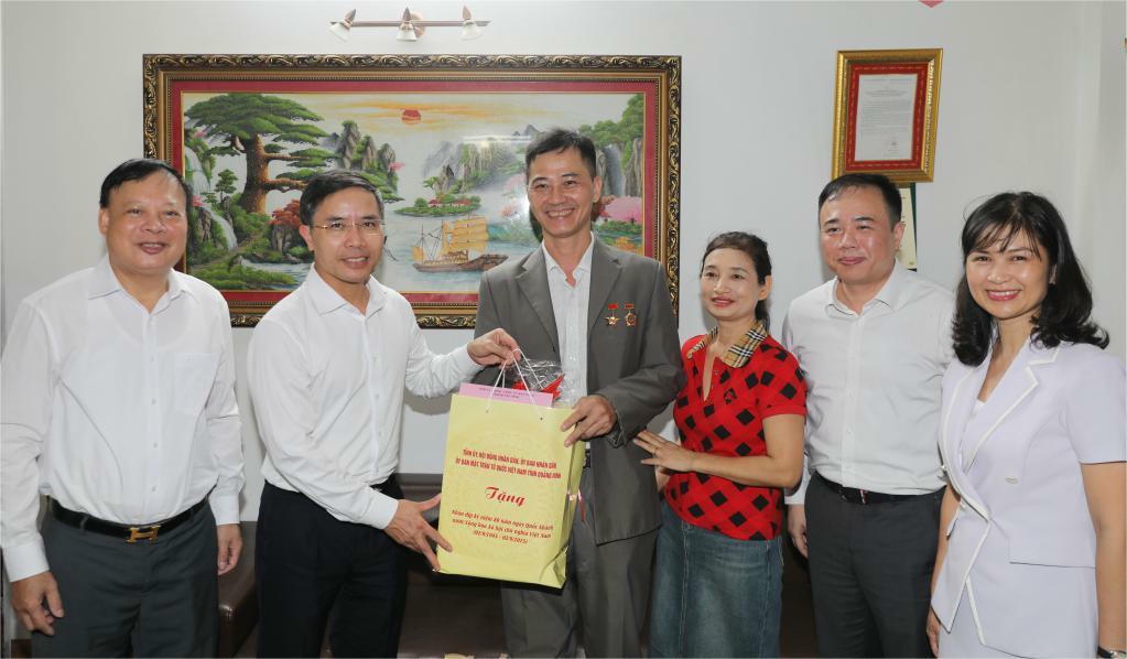 Quảng Ninh: Thăm, tặng quà các gia đình chính sách nhân dịp Quốc khánh 2/9