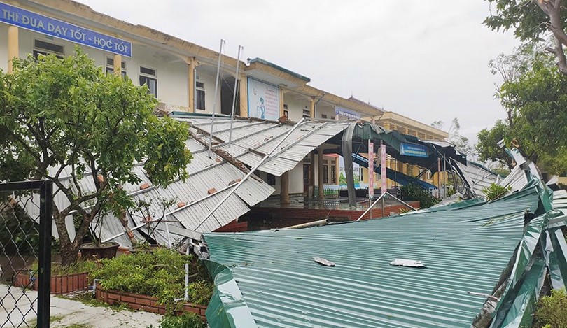 Nhiều trường họ bị tốc mái ở Hà Tĩnh. Ảnh: PV