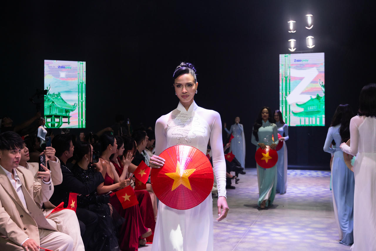 Hoa hậu Phương Linh và dàn Hoa hậu quốc tế trình diễn áo dài mừng lễ 2/9