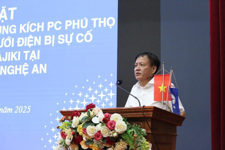Ông Phạm Văn Chúc - Phó Giám đốc Công ty, Trưởng đoàn thay mặt cho đội xung kích phát biểu tại buổi gặp mặt.