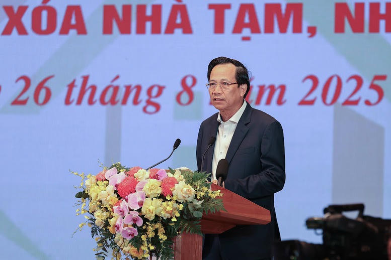 Bộ trưởng Bộ Dân tộc và Tôn giáo Đào Ngọc Dung báo cáo kết quả tổng thể công tác xóa nhà tạm, nhà dột nát trên cả nước - Ảnh: VGP/Nhật Bắc