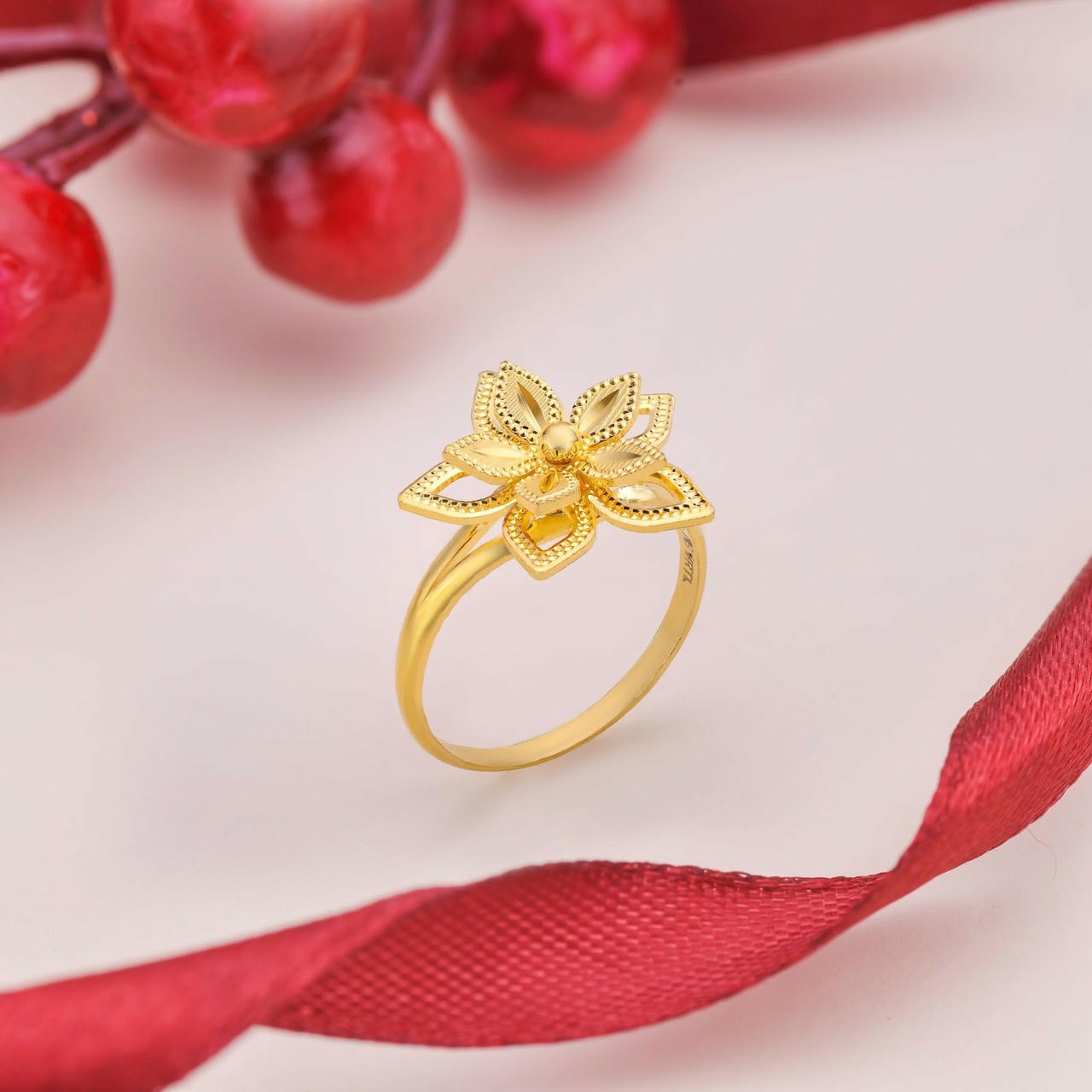 Trang sức vàng 24K Bảo Tín Minh Châu: Tinh xảo, bền đẹp, giá thành hợp lý