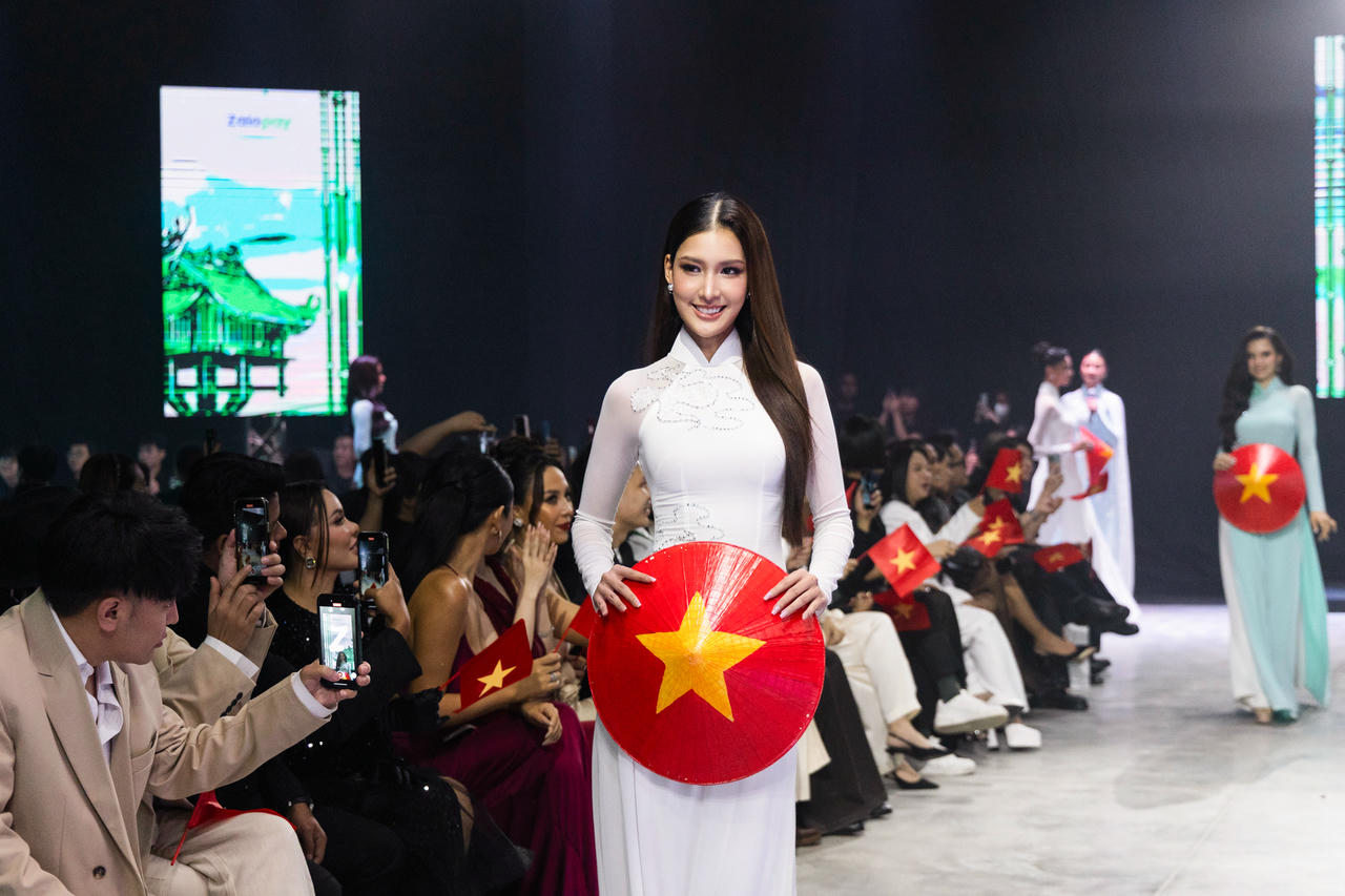 Miss Cosmo Thái Lan 2025 - Chotinapa Kaewjariun đặc biệt yêu thích áo dài Việt. Ảnh: UNI