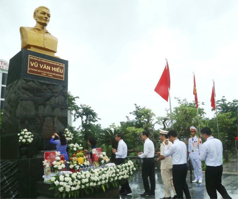 Các đại biểu dâng hương, hoa tại tượng đài Liệt sĩ Vũ Văn Hiếu.