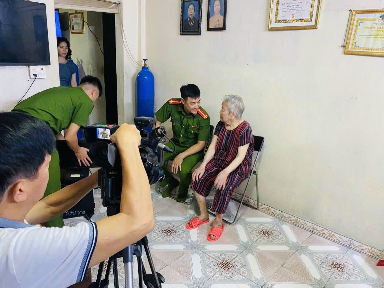 Công an phường Hồng Bàng thu nhận hồ sơ cấp thẻ Đảng cho đảng viên trên địa bàn phường.