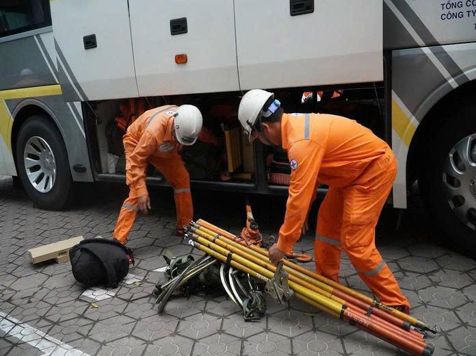 Đội xung kích chuẩn bị vật tư, thiết bị để lên trường hỗ trợ tỉnh Hà Tĩnh khắc phục lưới điện.