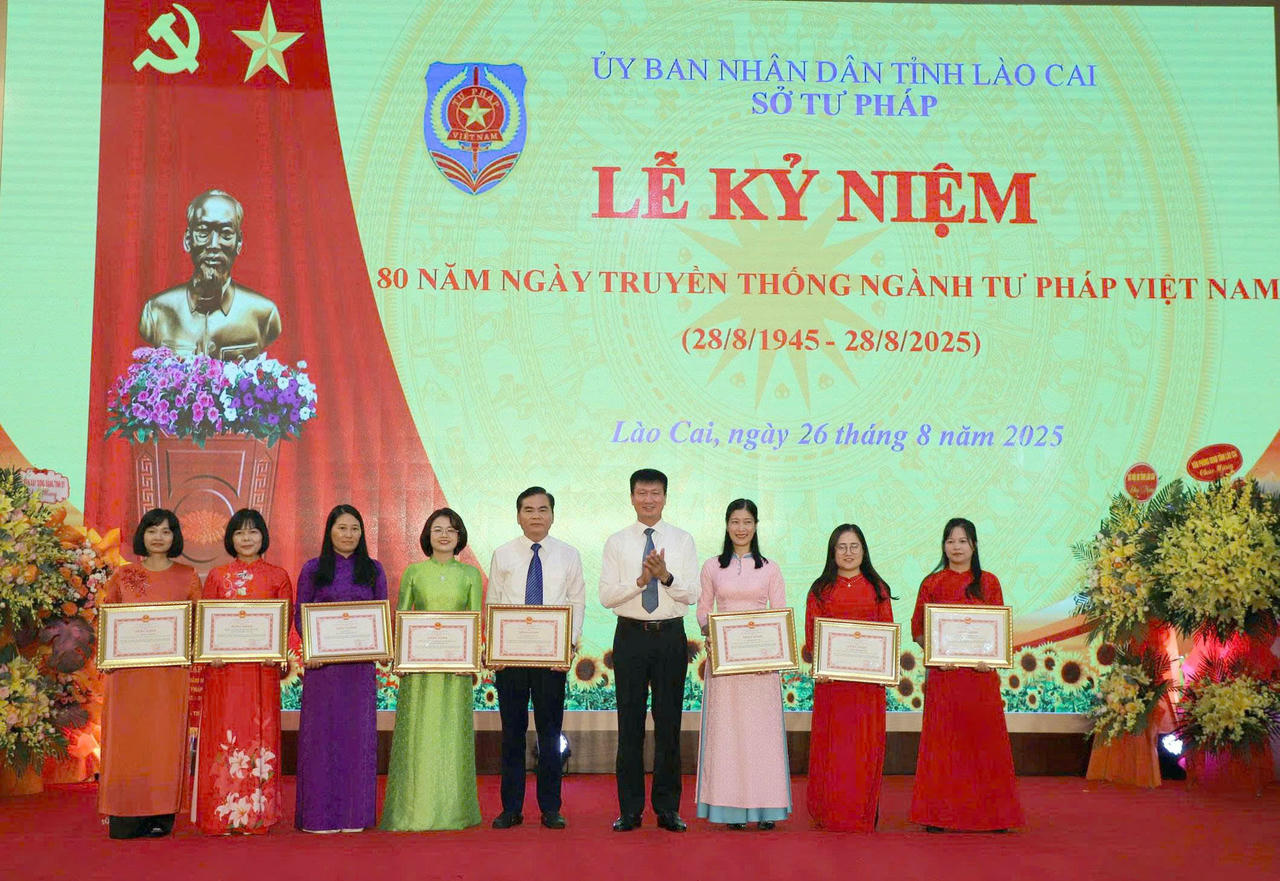 Chủ tịch UBND tỉnh Lào Cai Trần Huy Tuấn trao tặng bằng khen cho 3 tập thể và 5 cá nhân, đã có thành tích xuất sắc trong trong quá trình xây dựng và phát triển ngành Tư pháp.
