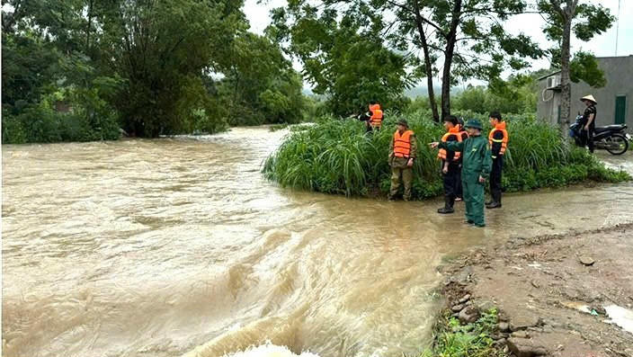 Tuyên Quang: Một người dân bị lũ cuốn khi qua cầu tràn