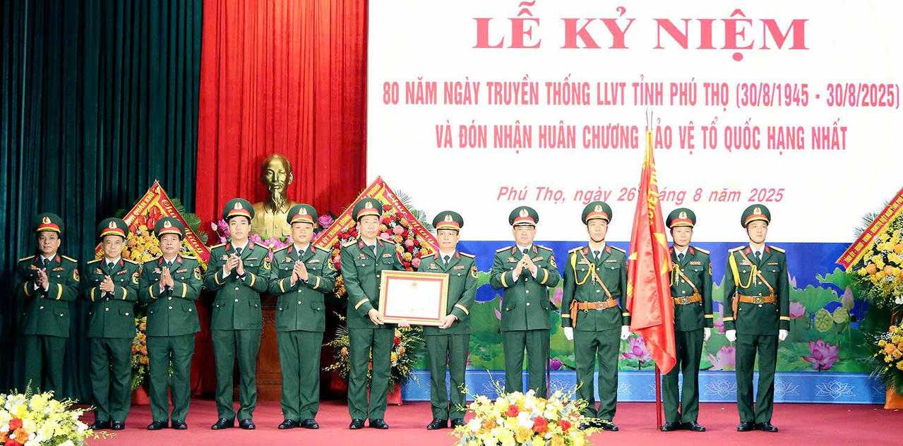 Thượng tướng Nguyễn Hồng Thái - Ủy viên BCH Trung ương Đảng, Ủy viên Quân ủy Trung ương, Thứ trưởng Bộ Quốc phòng trao Huân chương Bảo vệ Tổ quốc hạng Nhất cho lực lượng vũ trang tỉnh Phú Thọ. Ảnh: phutho.gov.vn