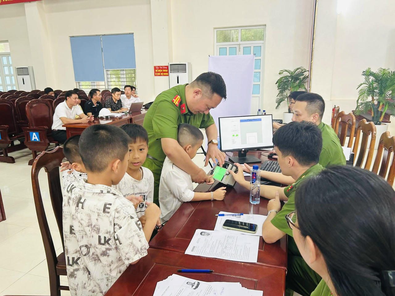 Công an Hải Phòng thực hiện định danh điện tử cho trẻ em tại đặc khu Bạch Long Vĩ.