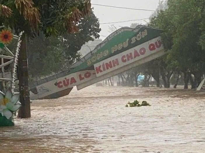 Kịp thời giải cứu người đàn ông bị mắc kẹt trong ngôi nhà sập