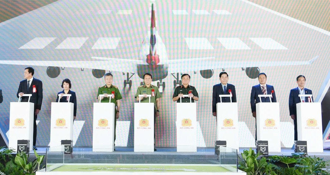 Các đại biểu thực hiện nghi lễ khởi công Cảng hàng không quốc tế Gia Bình.