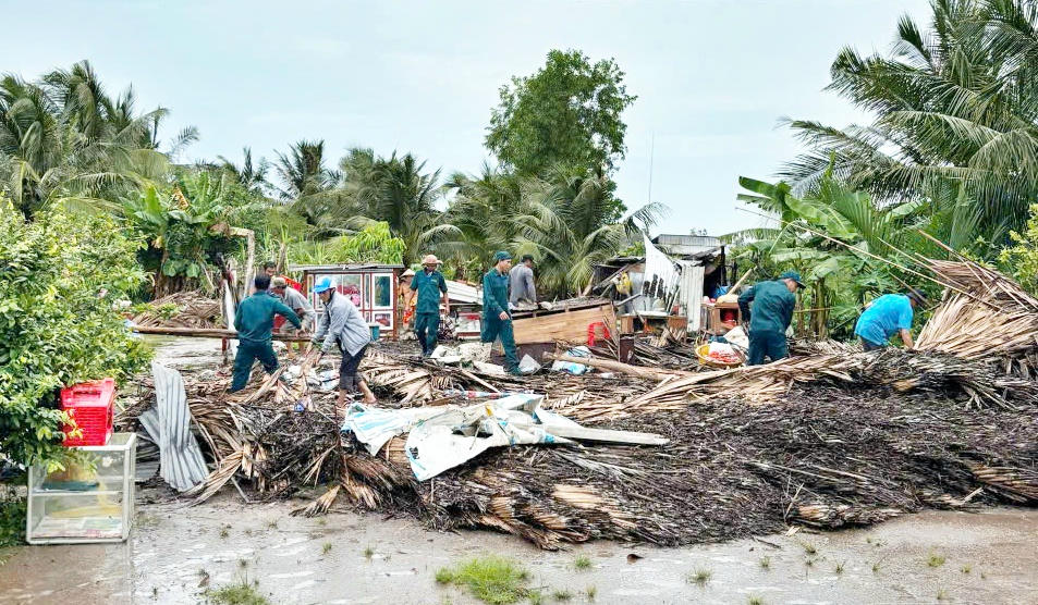 Lực lượng chức năng hỗ trợ người dân khắc phục thiệt hại sau bão. 