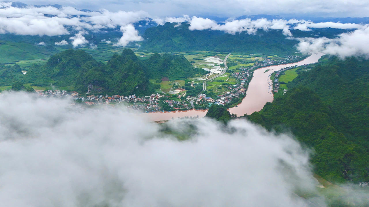 Dòng sông uốn lượn ẩn hiện trong mây. Ảnh: Lê Lưu Dũng