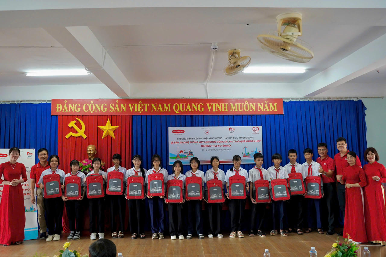 Dai-ichi Life Việt Nam tài trợ hệ thống máy lọc nước uống sạch và quà khuyến học cho trường học tại Xã Xuyên Mộc