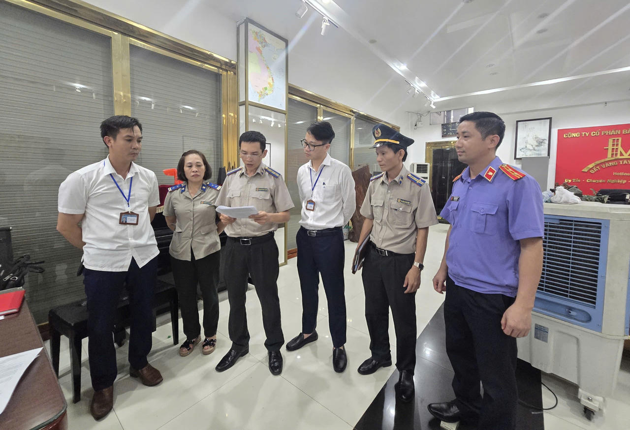 Đại diện Phòng THADS Khu vực 6, tỉnh Lào Cai đọc biên bản thi hành án