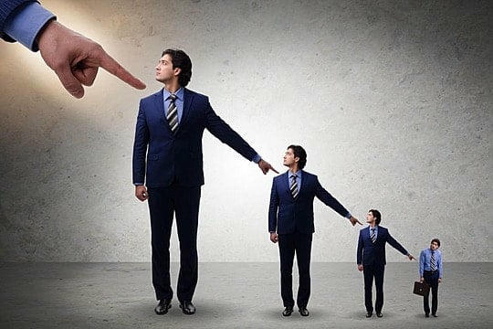 Một nhân viên biết nhận trách nhiệm, dù trong thất bại, thường được đánh giá cao hơn người chỉ giỏi đưa ra lý do.