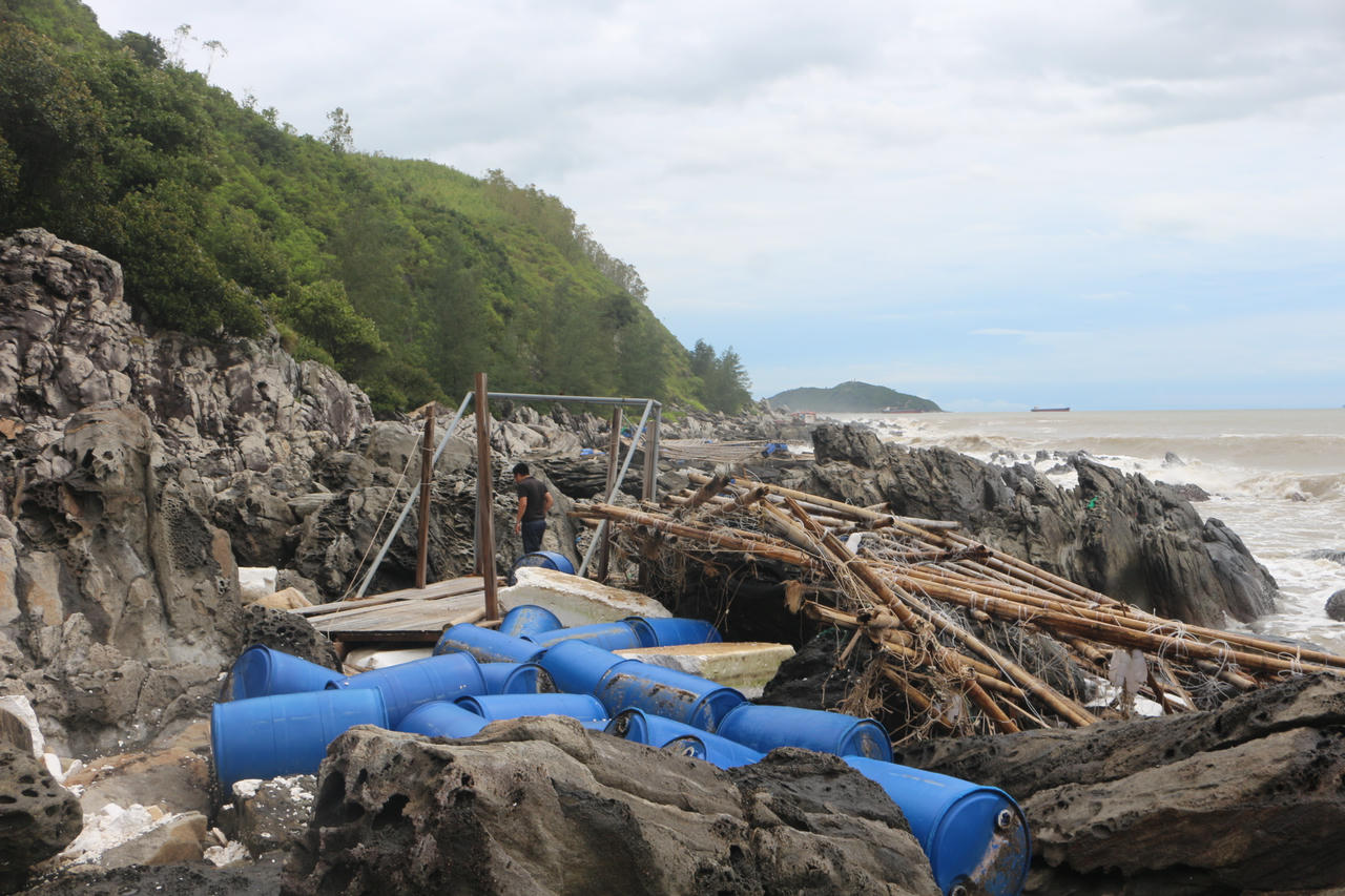 Các khung và phao lồng bè mắc kẹt trong hốc đá bên núi Hồng, thuộc Vũng Chùa - Đảo Yến.