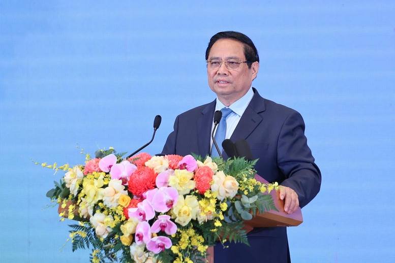 Thủ tướng biểu dương sự nỗ lực vượt bậc và kết quả xoá nhà tạm, nhà dột nát của các cấp, các ngành, các cấp ủy đảng, chính quyền địa phương, các đoàn thể, cộng đồng doanh nghiệp, cán bộ, đảng viên cùng toàn thể đồng bào, chiến sĩ cả nước - Ảnh: VGP/Nhật Bắc