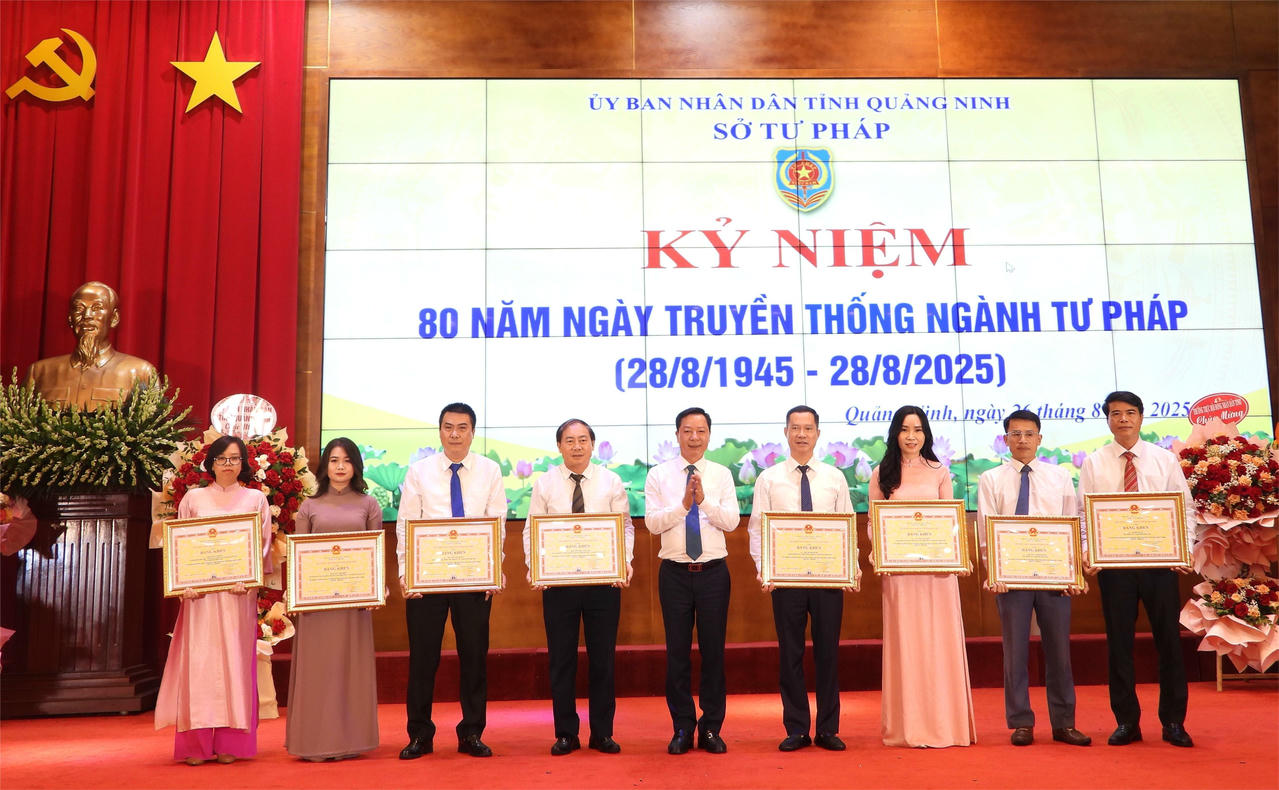Ông Lê Văn Ánh Phó Chủ tịch UBND tỉnh Quảng Ninh tặng Bằng khen cho tập thể và cá nhân có thành thành xuất sắc trong công tác Tư pháp.