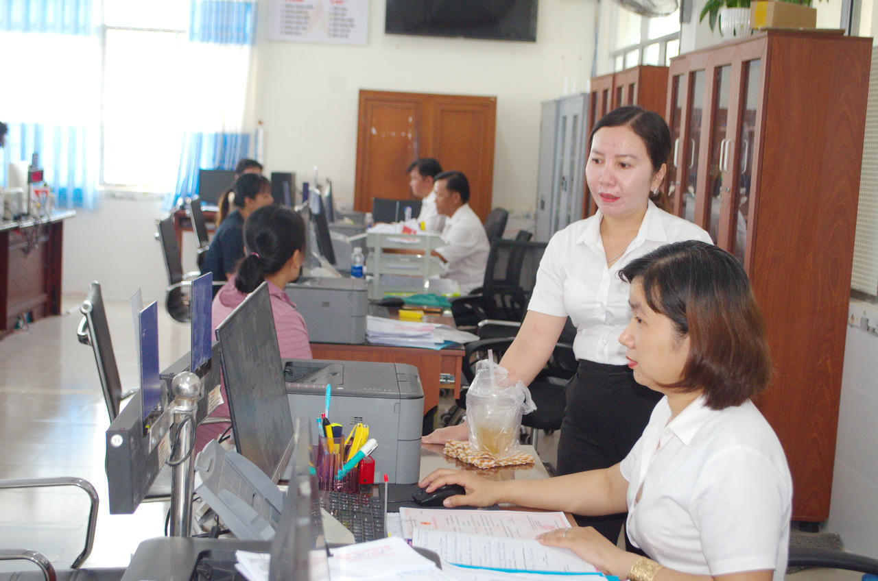 Bà Trương Thị Xuân Thảo - Phó Giám đốc Trung tâm Phục vụ hành chính công xã Vĩnh Lợi, kiểm tra hoạt động tại trung tâm.