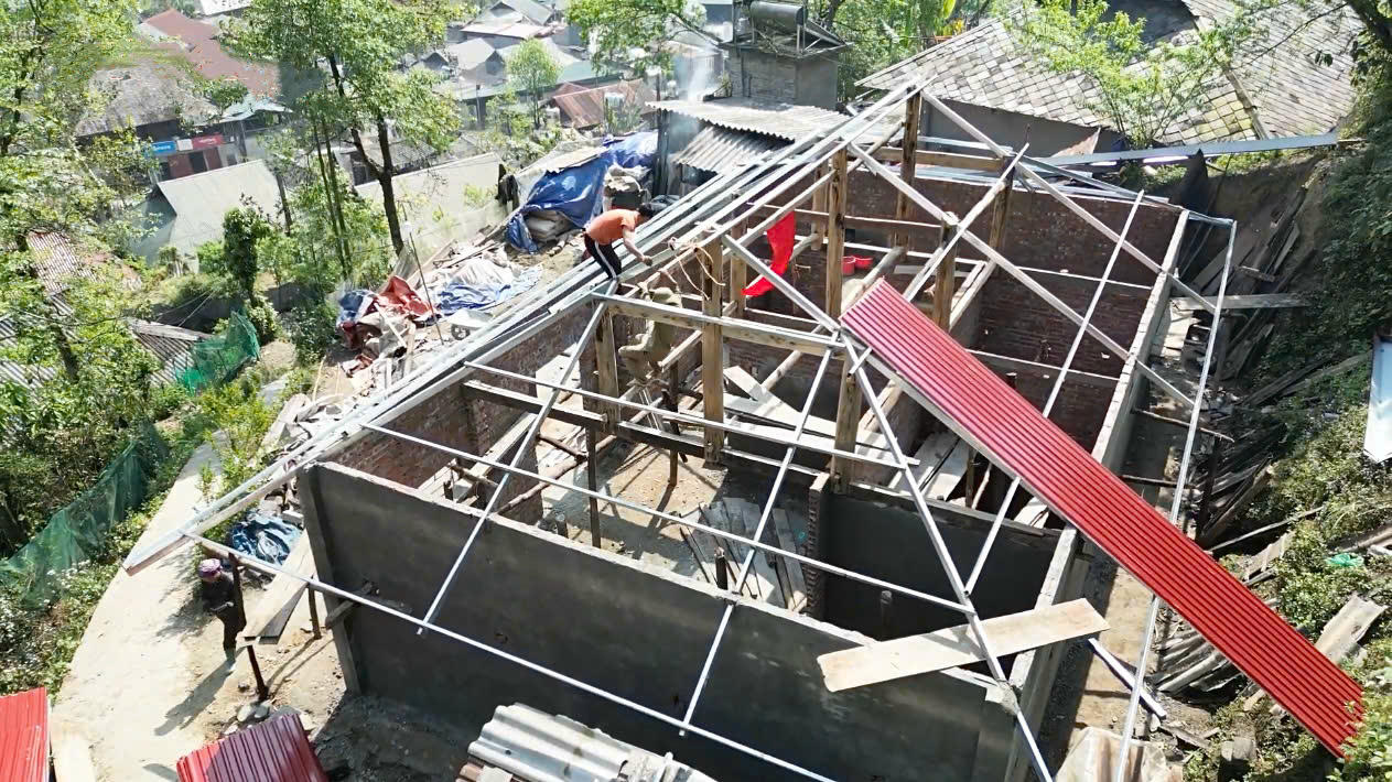 Cả hệ thống chính trị của tỉnh đã và đang vào cuộc quyết liệt thực hiện mục tiêu xóa bỏ hơn 7.000 căn nhà tạm, nhà dột nát cho hộ nghèo, cận nghèo và người có công với cách mạng. Ảnh: Baolaichau.