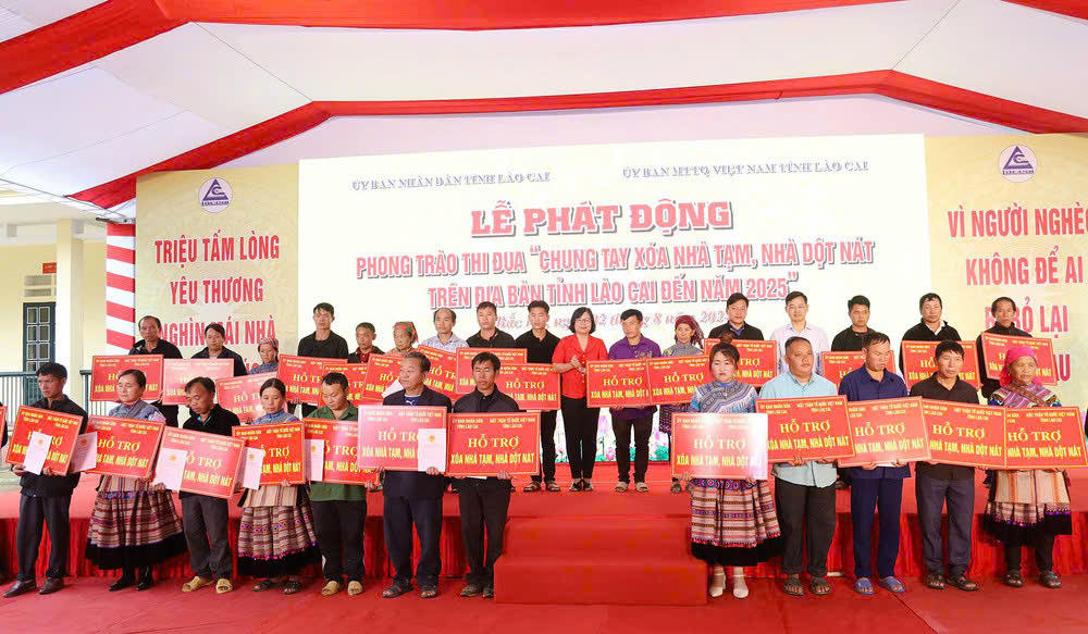 Trao Giấy chứng nhận quyền sử dụng đất và kinh phí hỗ trợ làm nhà cho các hộ dân. (Ảnh trong bài: Báo Lào Cai).