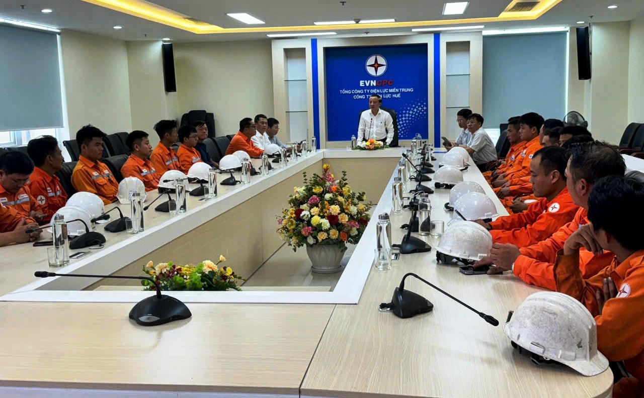 Lãnh đạo EVNCPC họp bàn công tác triển khai hỗ trợ Điện lực Hà Tĩnh khắc phục bão số 5. 