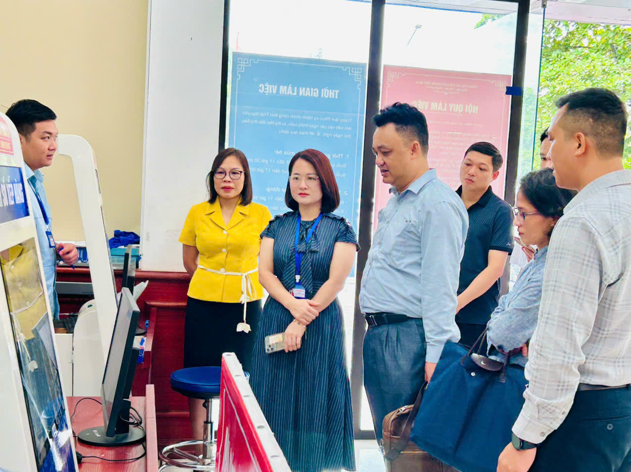 Đoàn công tác của Bộ KH&CN làm việc tại Trung tâm Phục vụ hành chính công xã Phú Lương (Ảnh: Bộ KH&CN)