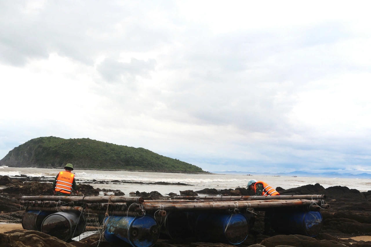 Lực lượng Biên phòng hỗ trợ ngư dân đưa lồng bè bị sóng đánh dạt vào bờ về sữa chữa.