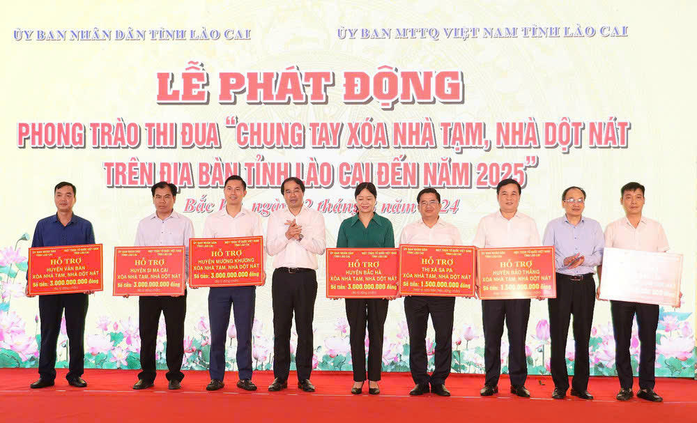 Trao kinh phí hỗ trợ cho các địa phương.