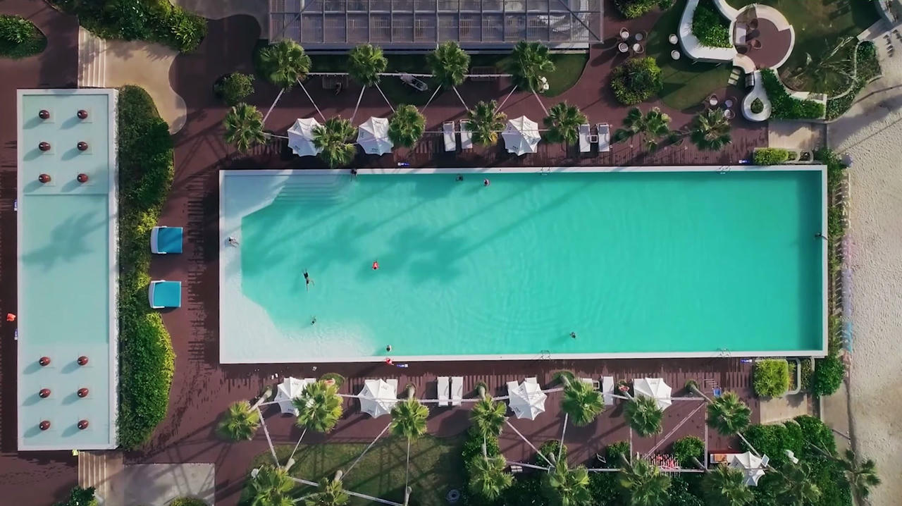 TTC Van Phong Bay Resort không chỉ là điểm nghỉ dưỡng lý tưởng mà con là nơi tổ chức những buổi tiệc bên hồ bơi tầm nhìn biển tuyệt đẹp.