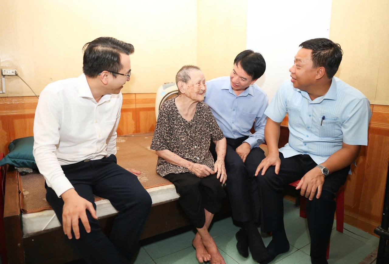 Lãnh đạo TP Hải Phòng thăm, tặng quà Mẹ Việt Nam Anh hùng
Lãnh đạo TP Hải Phòng thăm, tặng quà Mẹ Việt Nam Anh hùng