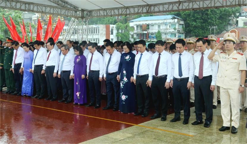 Bí thư Tỉnh ủy Quảng Ninh dâng hương tưởng niệm các Anh hùng liệt sĩ 