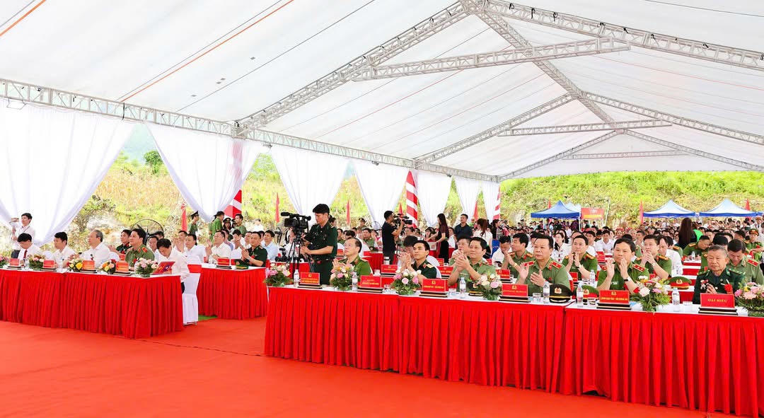 Các đại biểu tham dự buổi lễ.