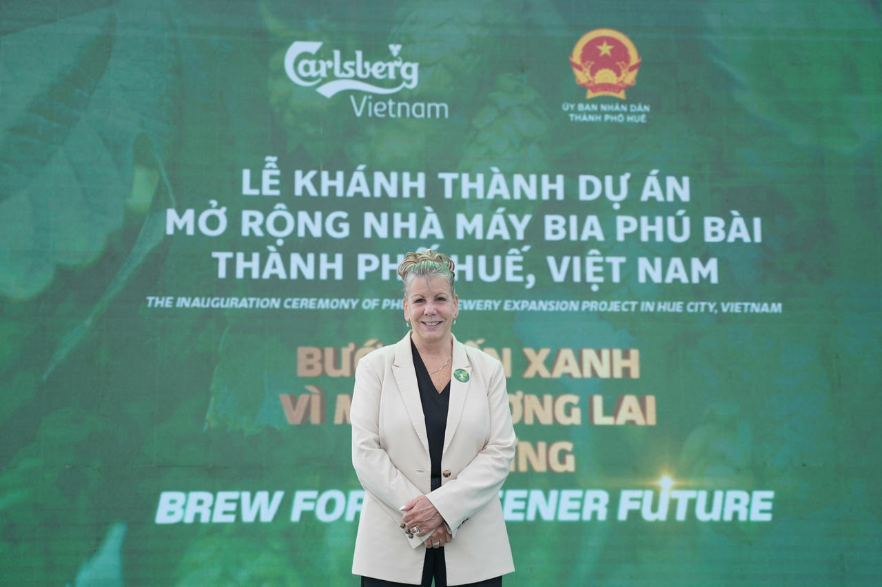 Bà Joy Rice, Phó Chủ tịch phụ trách Chuỗi cung ứng Carlsberg châu Á khẳng định: Nhà máy bia Phú Bài mở rộng không chỉ là nhà máy bia, mà còn là hình mẫu cho cách Carlsberg phát triển có mục đích, có trách nhiệm và kiến tạo giá trị bền vững.