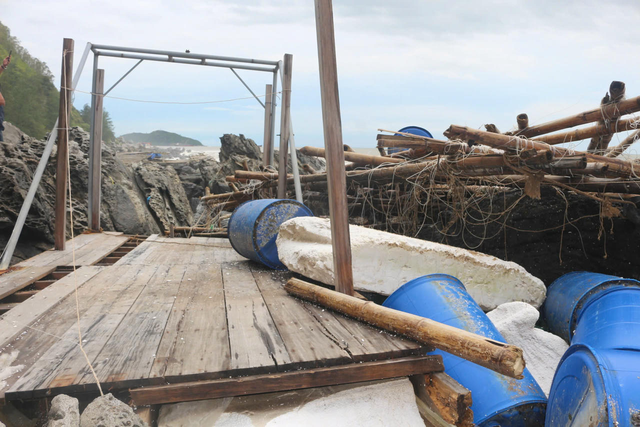 Một góc ghềnh đá biến thành “nghĩa địa lồng bè” sau khi bão số 5 quét qua.