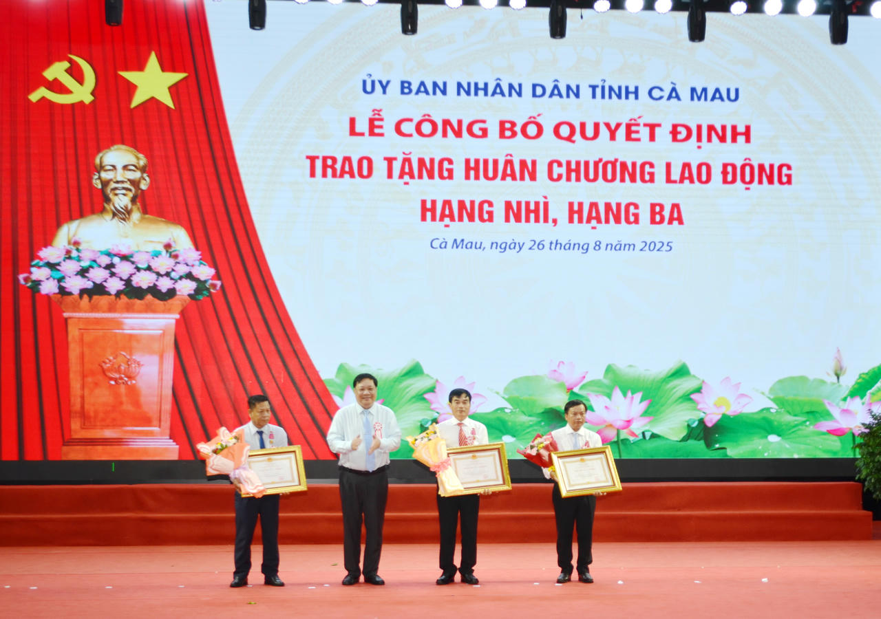 Ông Phạm Thành Ngại – Phó Bí thư Tỉnh ủy, Chủ tịch UBND tỉnh Cà Mau, thừa ủy quyền của Chủ tịch Nước, trao Huân chương Lao động hạng Nhì và hạng Ba cho các cá nhân.
