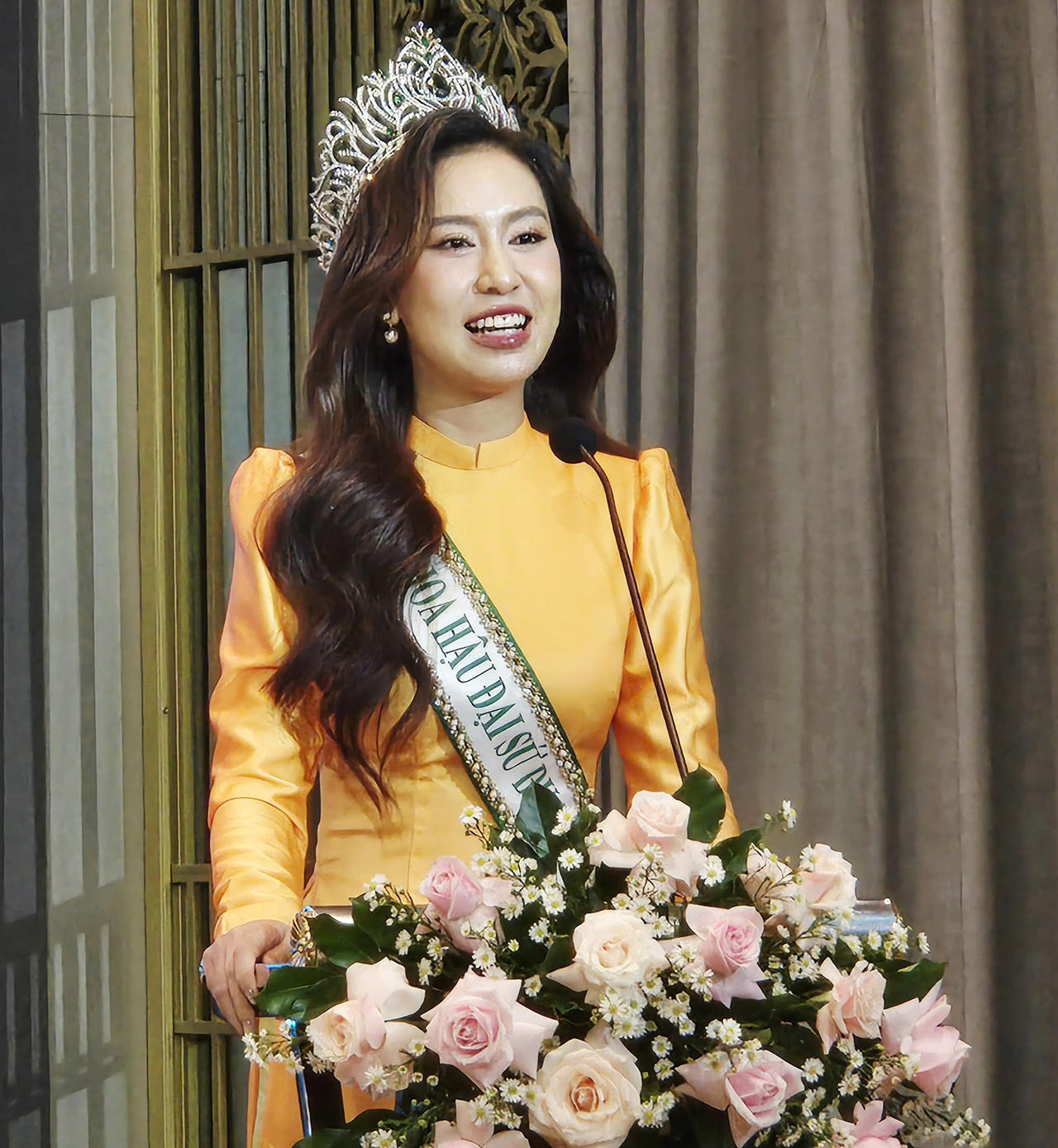 Hoa hậu Đinh Thị Hoa trả lời báo chí