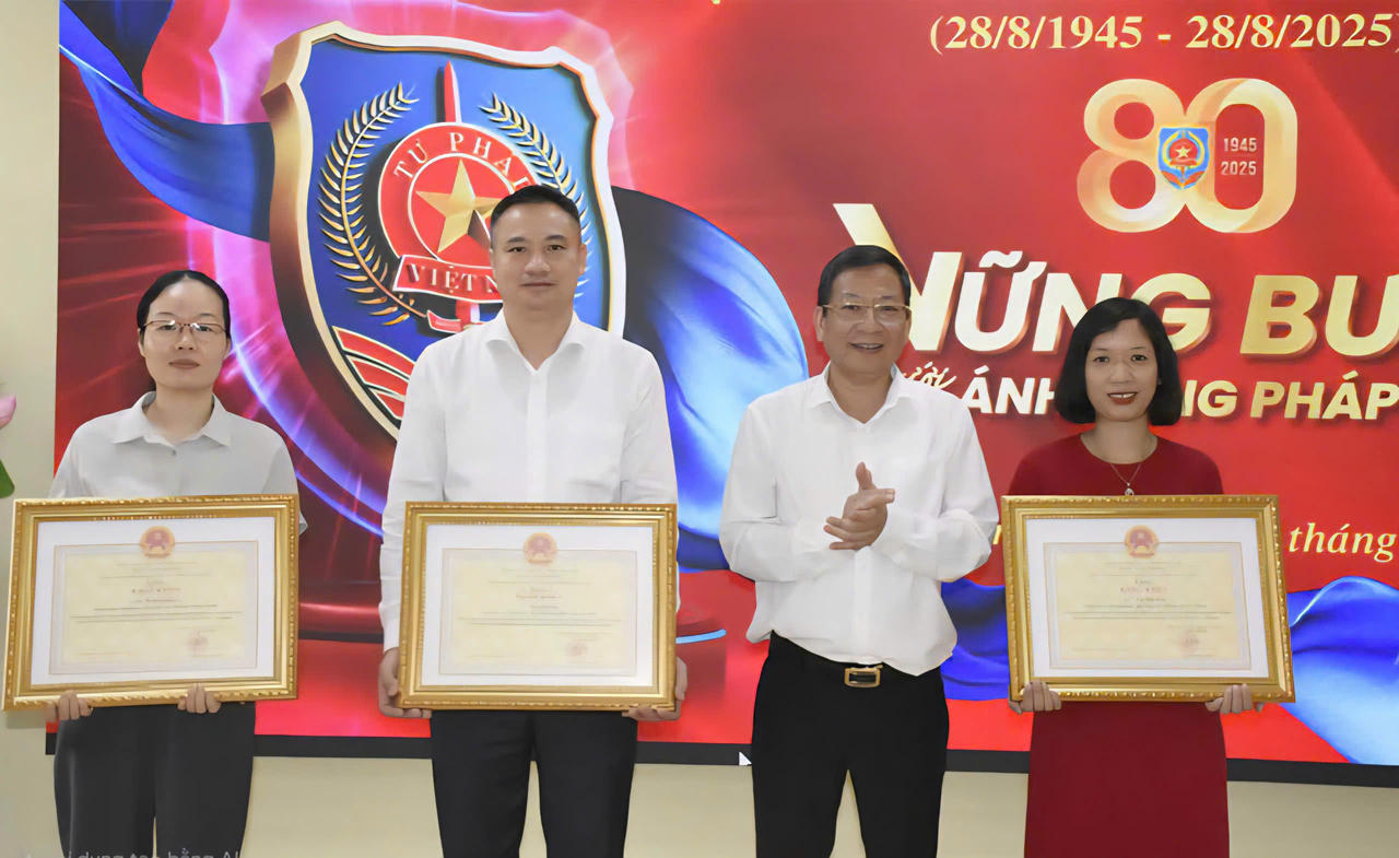 Ông Trần Hữu Nam - Giám đốc Sở Tư pháp trao Bằng khen của Chủ tịch UBND tỉnh cho các cá nhân có thành tích xuất sắc.