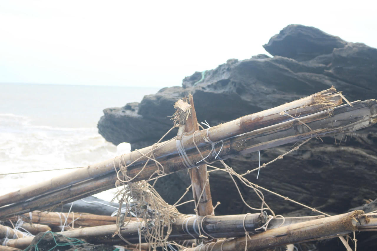 Khung tre, lồng bè vỡ vụn trên các mỏm đá cheo leo sau bão số 5.