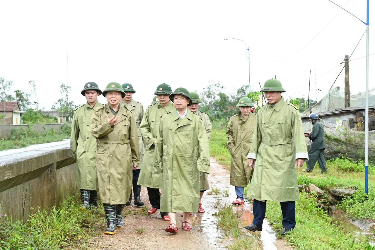 Phó Thủ tướng Chính phủ Trần Hồng Hà và đoàn công tác kiểm tra khắc phục hậu quả bão số 5 tại Hà Tĩnh. Ảnh: PV